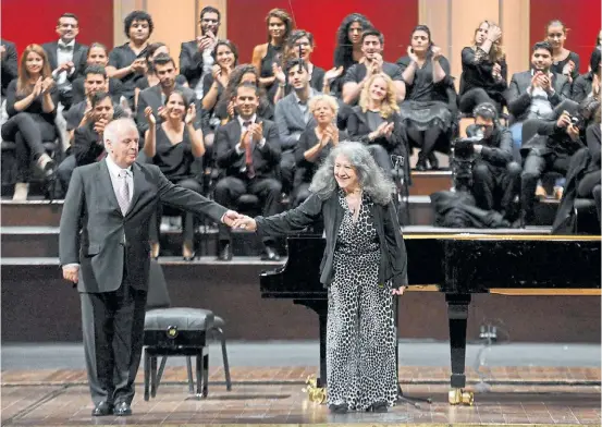  ??  ?? Dos genios ovacionado­s. Daniel Barenboim y Martha Argerich saludan tras su última actuación en el Colón.