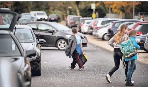  ?? RP-ARCHIVFOTO: RALPH MATZERATH ?? An der Schule Lerchenweg herrscht zu Schulbegin­n und -schluss meist Chaos.