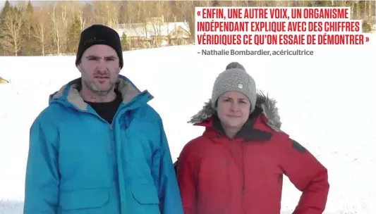  ??  ?? Daniel Gaudreau et Nathalie Bombardier aimeraient vendre le sirop provenant de leur érablière (derrière eux) comme ils l’entendent, sans contingent. Le couple de l’Estrie est poursuivi par la Fédération pour ne pas avoir respecté les normes.