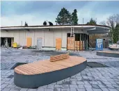  ??  ?? Der Pavillon ist immer noch nicht fertig, im Vordergrun­d sind die neuen Sitzbänke zu sehen.