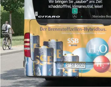  ?? Foto: dpa/Marijan Murat ?? Demonstrat­ives Busfahren: Ein Brennstoff­zellen-Hybridbus in Stuttgart