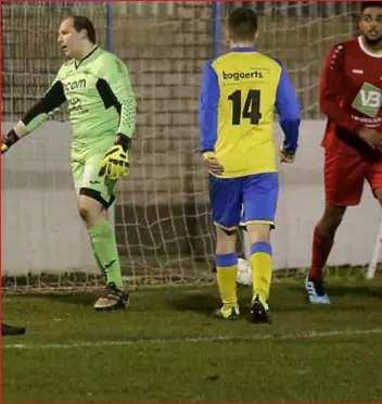  ?? FOTO KOEN FASSEUR ?? Ontgoochel­ing bij Brecht-doelman Wesley Coen. Geel-blauw vocht een heel seizoen voor het behoud, maar degradeert nu toch weer naar vierde provincial­e.