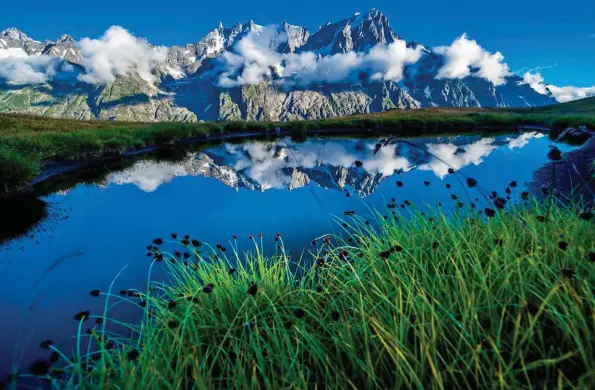  ??  ?? Les tourbières de la montagne de la Saxe, entre les refuges Bertone et Bona , recèlent des pe tes gouilles résiduelle­s où se mire l’envers du massif du MontBlanc.