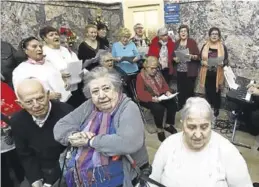  ?? JAIME GALINDO ?? Residentes en la Casa de Amparo, ayer durante la visita de Azcón.