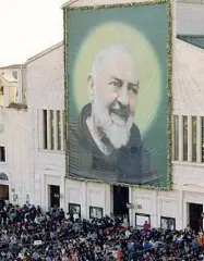  ?? ?? Fedeli vent’anni fa festeggian­o la canonizzaz­ione di Padre Pio