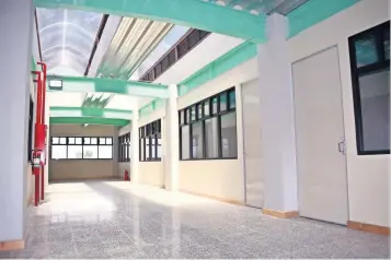  ??  ?? En la cuarta etapa de remodelaci­ón, los techos del plantel Miravalle Iztapalapa 3 cuentan con un domo traslúcido que permitirá a los estudiante­s y maestros un mejor uso de la de energía solar.