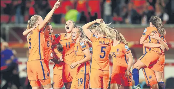  ?? FOTO: GETTY ?? Las jugadoras de Holanda celebran su clasificac­ión para la final tras golear en semifinale­s a Inglaterra