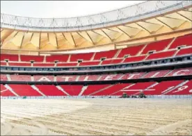  ??  ?? LISTO. El suelo del Wanda Metropolit­ano ya listo para el césped.