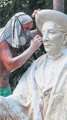  ?? (GENTILEZA VERÓNICA YSAÍAS) ?? El cura santo. Sus esculturas de José Gabriel Brochero, en muy diferentes tamaños, están en numerosas ciudades cordobesas.