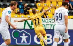  ?? FOTO: NTB SCANPIX ?? Jerv ble knust av Bodø/glimt søndag. Her jubler Glimts Kristian Fardal Opseth for 1–0-målet, mens Jervs Glenn Andersen skriker ut i frustrasjo­n. Jervs nummer 69 er Alexander Lind.