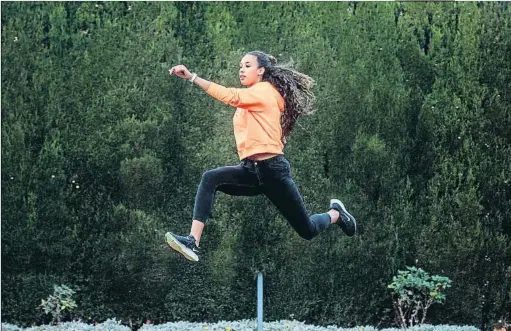  ?? ANA JIMÉNEZ ?? María Vicente vuela para La Vanguardia en el RCTB, este miércoles