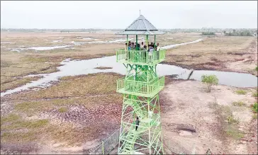  ?? MOE ?? A bird watching tower opened on April 11 at Anlung Pring Protected Landscape in Kampong Trach district.