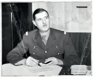  ??  ?? General Charles de Gaulle ved sit skrivebord i London, ca. 1940. Han flygtede fra Frankrig under evakuering­en og blev anerkendt af den britiske regering som leder af De Frie Franske Styrker den 28. juni 1940. Han deltog i et forsøg på at erobre Dakar i...