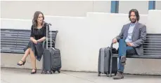  ?? FOTO: ROBB ROSENFELD/DPA ?? Sie fliegen nach Kalifornie­n zu einer Hochzeit – und sind sich zunächst in herzlicher Abneigung zugetan: Lindsay (Winona Ryder) und Frank (Keanu Reeves).