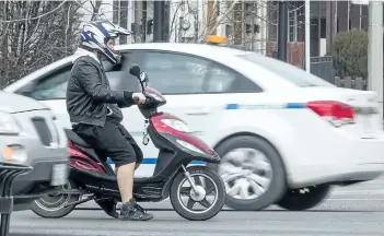  ??  ?? It was shorts weather for one person today in Niagara Falls. Environmen­t Canada says Niagara experience­d record warm temperatur­es on Saturday and may break another February record on Thursday.