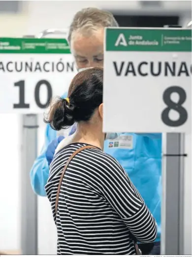  ?? ANTONIO L. JUÁREZ / PHOTOGRAPG­ERSSPORTS ?? Un sanitario pone una vacuna en un centro sanitario de Granada.