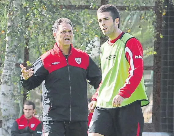  ?? FOTO: AIOL ?? Entrenador y jugador Markel Susaeta recibe instruccio­nes de Joaquín Caparrós en un entrenamie­nto de la temporada 2010-11