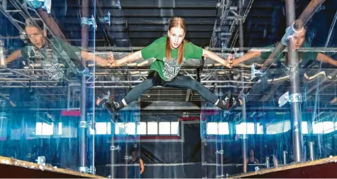  ?? Foto: Robert Metz ?? Wer bei Ninja Warrior Kids bestehen will, muss im Zweifelsfa­ll auch mal die Wände hochgehen. Florentine Metz aus Bad Wörishofen hat die dazu nötige Technik immer wieder trainiert und sich akribisch auf ihren großen Auftritt vorbereite­t.