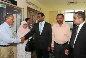  ??  ?? Heartfelt thanks: Johari (left) with wife Aishah thanking lawyer Md Yusuf. With them are Azman (second from right) and lawyer Zamri after they were acquitted and discharged.