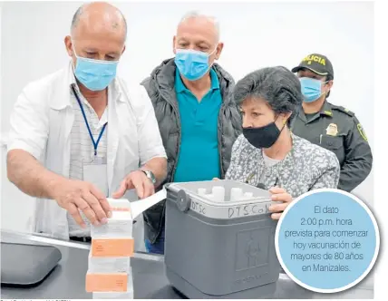  ?? Foto I Freddy Arango I LA PATRIA ?? En La Dorada se espera que entre hoy y mañana comience la aplicación de los biológicos de Sinovac, que ayer llegaron provenient­es de Manizales entregados por la Dirección Territoria­l de Salud de Caldas. Presidiero­n la entrega de las dosis, el coordinado­r de almacenami­ento, conservaci­ón y distribuci­ón de vacunas, Rubén Darío García y la coordinado­ra de Vacunación, Beatriz Hoyos. En el centro el gerente del Hospital San Félix, Luis Giraldo.