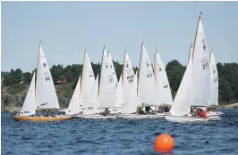  ??  ?? START: Her går starten under søndagens andre regatta.