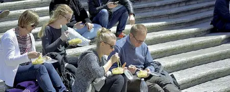  ??  ?? La spaghettat­a Un gruppetto di turisti pranza sulla scalinata di piazza di Spagna (LaPresse)