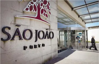  ??  ?? Hospital de S. João, no Porto, fechou 75 camas e suspendeu cirurgia programada adicional
