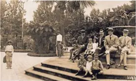  ?? MANUEL GÓMEZ MIRALLES PUBLICADA EN EL ÁLBUM 'LA CIUDAD DE SAN JOSÉ 1871-1921' (1972). ?? El parque Central y la fuente convocaban diferentes clases sociales. Fotografía de 1915.