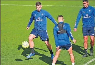  ??  ?? Ivan Saponjic se entrena con sus nuevos compañeros del Cádiz.