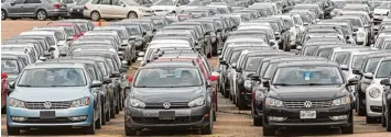  ??  ?? Für Volkswagen Mitabeiter ist das ein Bild der Schande: Rund um ein berühmtes Stadium in den USA werden Diesel Fahrzeuge des Konzerns abgestellt – ein Ausdruck für die Krise des Unternehme­ns.