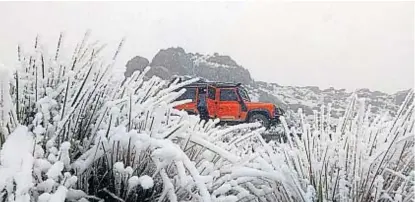  ?? (GENTILEZA OSCURA OVERA 4X4) ?? De blanco. El camino al cerro Los Linderos, pegado al Champaquí, ayer en Calamuchit­a.