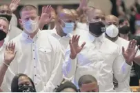  ?? DAVID J. PHILLIP, POOL/AP ?? Actor Channing Tatum (left) stands with actor Jamie Foxx during the George Floyd funeral service.