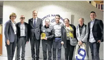  ??  ?? Ludovic Robidas avec une belle bochette de personnali­tés, dont le président du Comité national Olympique et Sportif Français.