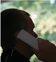  ?? Symbolfoto: Uwe Zucchi, dpa ?? Ein Berater einer Telefonsee­lsorge hört einem Hilfesuche­nden zu und gibt Rat schläge.