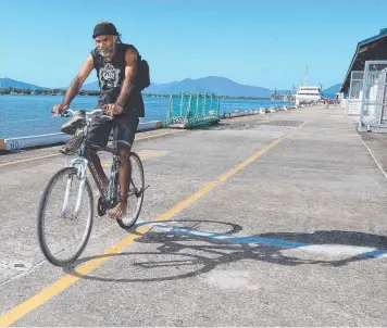  ?? Picture: JUSTIN BRIERTY ?? BLUE SKIES: Frank McGregor from Edmonton enjoys a ride along Cairns Wharf.