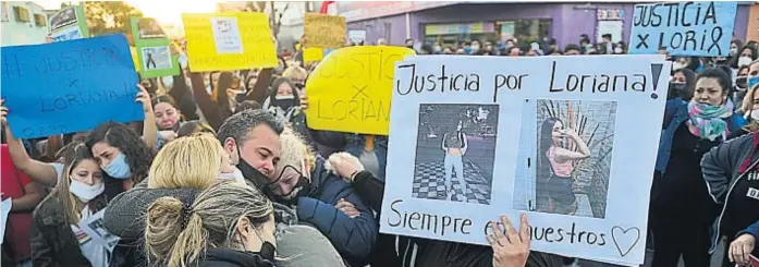  ?? (JOSÉ HERNÁNDEZ) ?? Dolor. Los padres de Loriana se funden en un abrazo. Alrededor, cientos de personas, entre familiares y allegados, reclaman lo mismo: justicia. Fue ayer, en Villa Azalais.