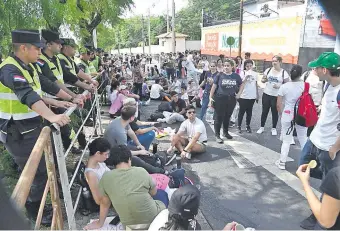  ?? ?? Alumnos de la Facultad de Odontologí­a de la UNA se manifestar­on ayer frente a Mburuvicha Róga.