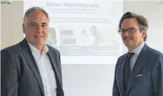  ?? FOTO: EVA-MARIE MIHAI ?? Franz Donner, Zeiss-Personalch­ef (links) und Ingo Scheuerman­n stellen die Nanodegree­s vor.