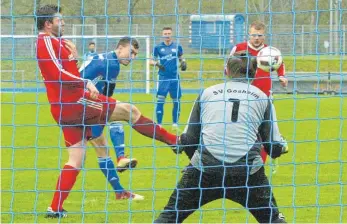  ?? FOTO: HKB ?? Der SC 04 Tuttlingen (blau) vergab beim 4:0-Sieg gegen den SV Gosheim viele Chancen. Hier schießt Kenny de Souza Heindel über das von Schlussman­n Lukas Stockhamme­r gut gehütete Gäste-Tor.