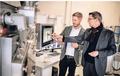  ?? FOTO: RALPH MATZERATH ?? Wirtschaft­sinformati­ker Maarten Lammens erklärt Wirtschaft­sförderer Frank Obermaier (r.) die Geräte.