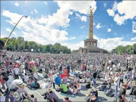  ?? AP ?? ■
Coronaviru­s sceptics in Germany gather at the Victory Column as they attend a protest rally in Berlin on Saturday.