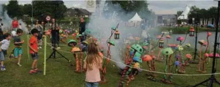  ?? FOTO DIRK VAN DE VELDE ?? De kinderen konden de feeërieke sfeer van het ‘paddenstoe­lenbos’ wel smaken.