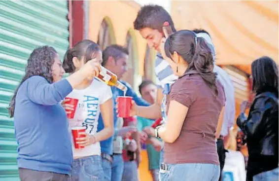  ?? ARCHIVO EL HERALDO DE CHIHUAHUA ?? Beber alcohol, la puerta para continuar con otras sustancias