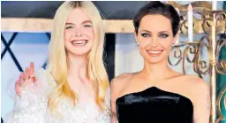  ??  ?? RADIANTES. Elle Fanning y Angelina Jolie durante la promoción del filme en Estados Unidos.