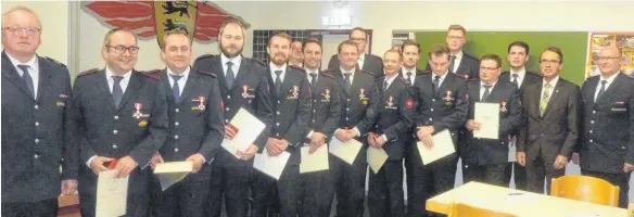  ?? FOTOS: JOSEF SCHNEIDER ?? Bei der Abteilungs­versammlun­g der Feuerwehr Ellwangen sind zahlreiche Feuerwehrm­änner mit dem baden-württember­gischen Feuerwehr-Ehrenzeich­en in Bronze ausgezeich­net worden.