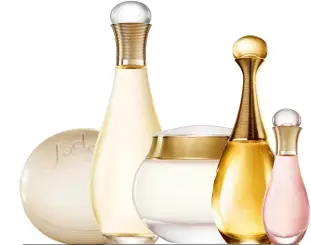  ??  ?? J’ADORE, DE DIOR. JABÓN (27 €); HUILE DIVINE, ACEITE PERFUMADO PARA EL BAÑO (57 €); CREMA DE CUERPO (78 €); EAU DE PARFUM (132€); Y PERFUME PARA EL PELO (45 €).