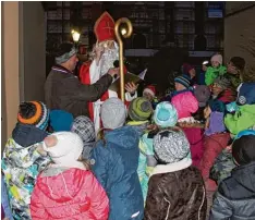  ?? Foto: Claudia Mokosch ?? Der Nikolaus besuchte die Kinder auf dem Inchenhofe­ner Christkind­lmarkt und beschenkte sie.