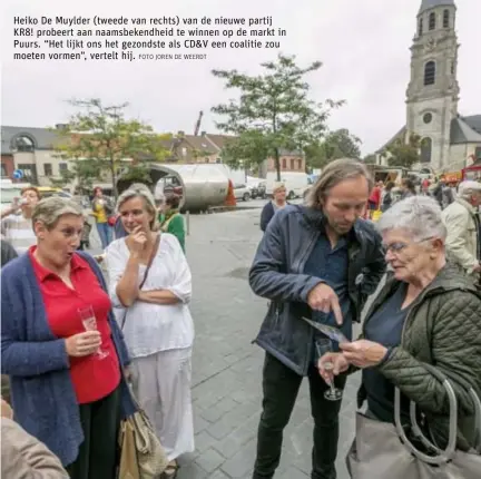  ?? FOTO JOREN DE WEERDT ?? Heiko De Muylder (tweede van rechts) van de nieuwe partij KR8! probeert aan naamsbeken­dheid te winnen op de markt in Puurs. “Het lijkt ons het gezondste als CD&amp;V een coalitie zou moeten vormen”, vertelt hij.