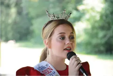  ?? Photo by Tom Morrissey ?? ■ Allie Graves sings Sunday during a Memorial Day service at Memorial Gardens on US. Highway 67 North, east of Texarkana Regional Airport.