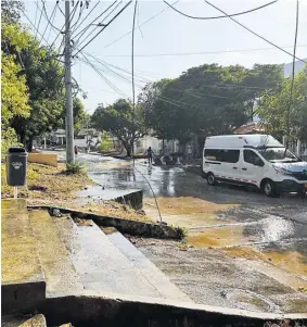  ?? ?? El agua de la estación salió hacia las calles vecinas.